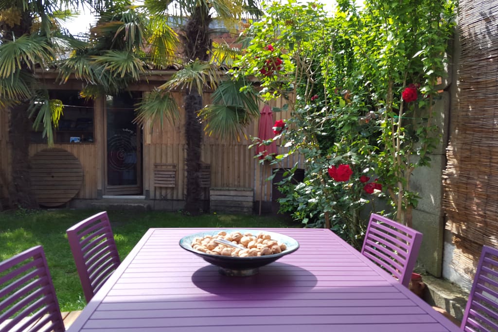Le coin repas extérieur et son barbecue
