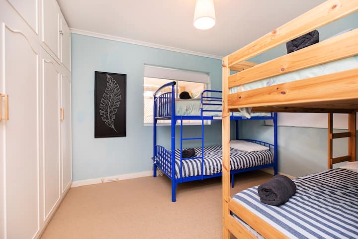 2. spavaća soba: donja soba na kat (4 x krevet za jednu osobu)