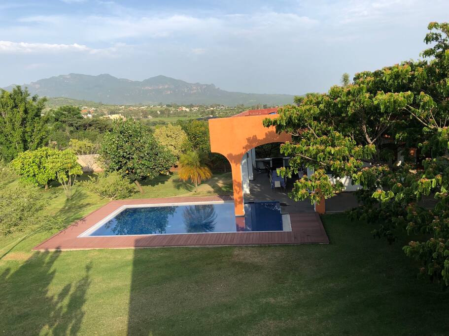 Jardín y alberca