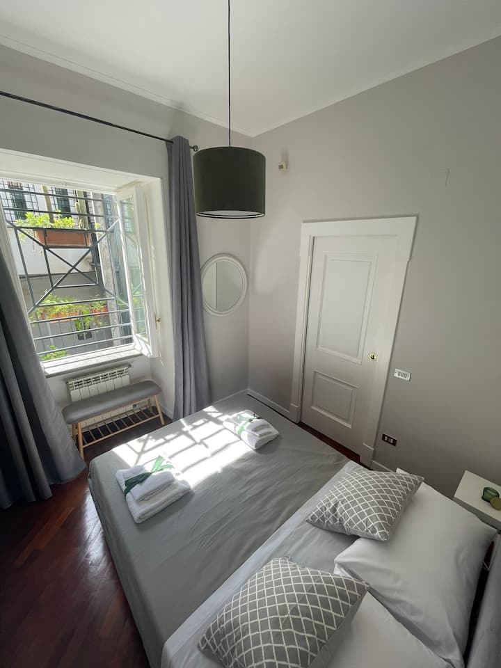 ห้องนอนพร้อมเตียงคู่ (140 x 190) ใกล้ชิดมากพร้อมเตียงที่สบายมากและเงียบสุด ๆ