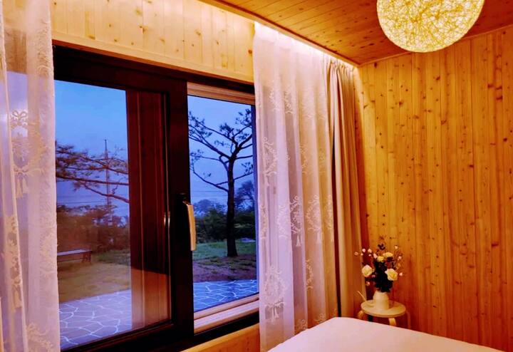 Les lits sont de taille queen et ont des tables de chevet et des lumières.  La table de chevet est un type à deux tiroirs, pratique pour gérer les effets personnels.

Vous pouvez vous reposer dans une atmosphère chaleureuse avec un éclairage indirect, et vous pouvez admirer la vue sur la montagne et le lac depuis le lit.

La climatisation est installée et la télécommande se trouve dans le tiroir de la table d'appoint.

La vue est belle chaque saison.

chambre 1