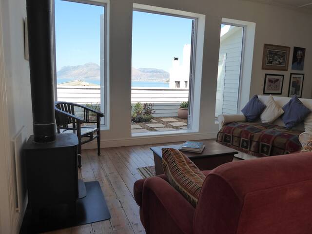 “Sanctuary” Sea-side cottage gallery image 3