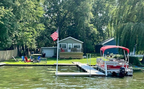 Lakefront House, Pontoon, Deck, Fire Pit & More!