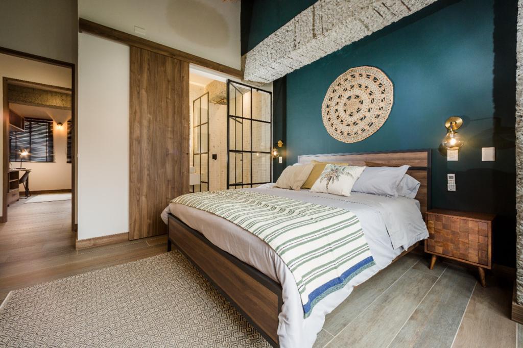 Segundo dormitorio con aire acondicionado, TV, baño privado.