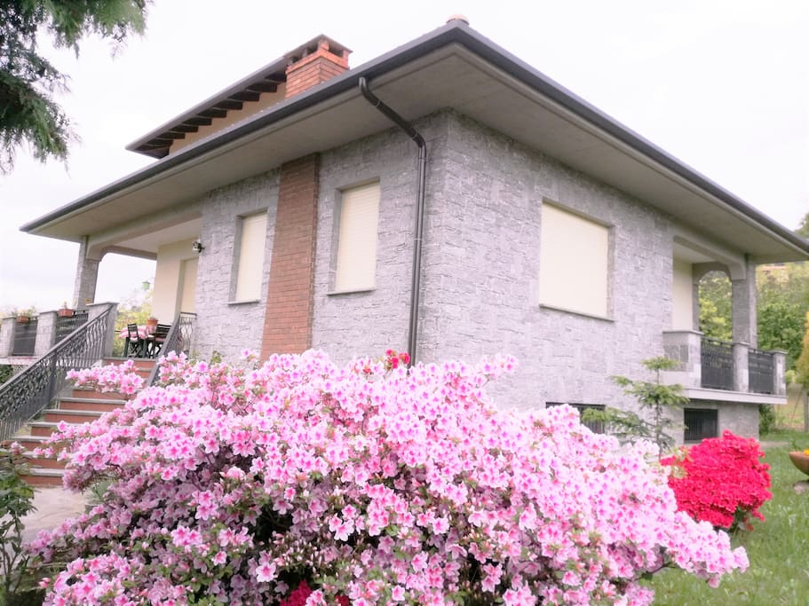la facciata esterna laterale del Casale Antaldo in primavera