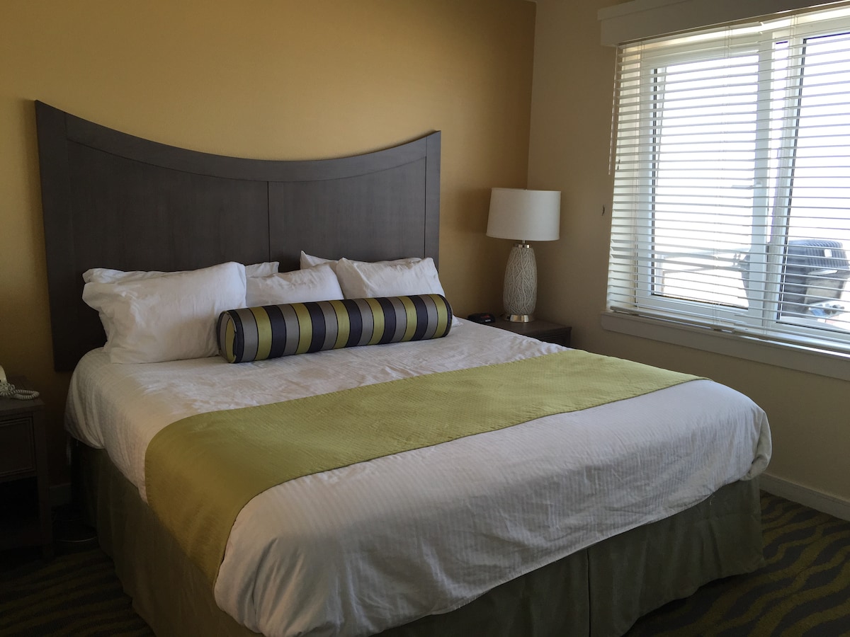 מיטת קינג סייז בחדר השינה הראשי