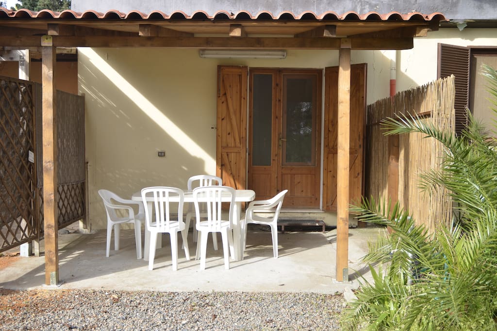 Veranda e porta di ingresso per la cucina