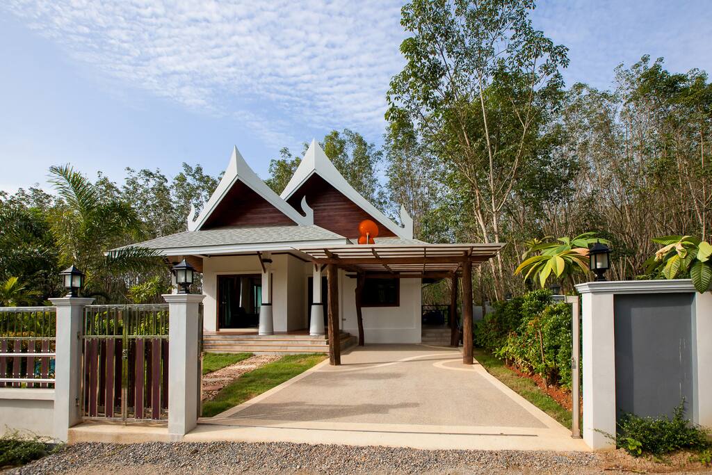Fromt of villa