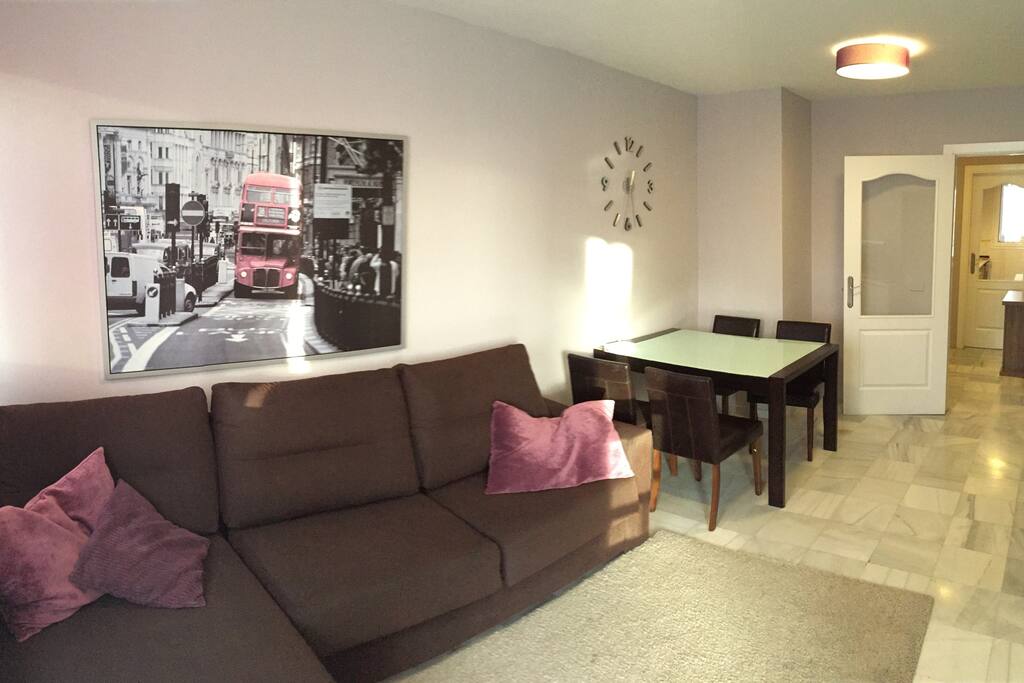 2-x спальный диван-кровать в гостинной/Sofa-bed in living room.
