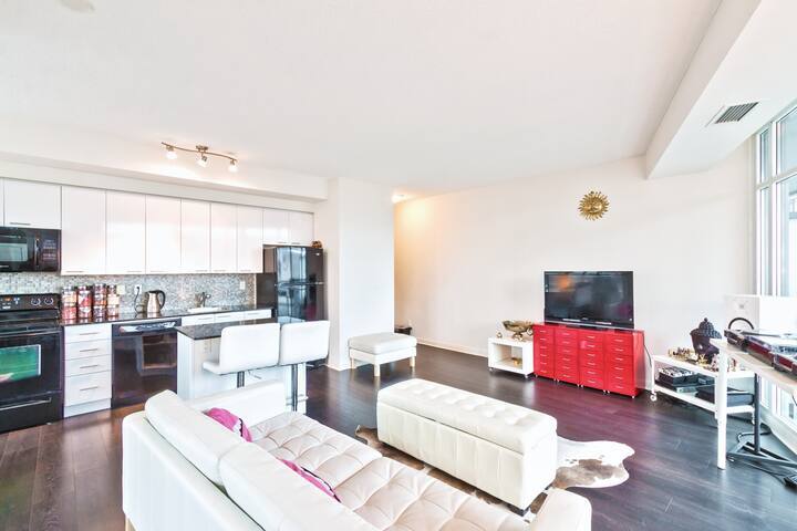 Elegant 2 BD Waterfront Condo Downtown Toronto gallery image 5