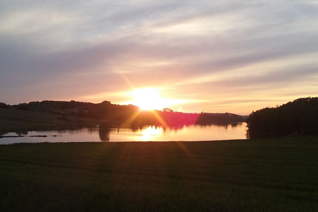 coucher de soleil sur le lac à 150m du Gîte