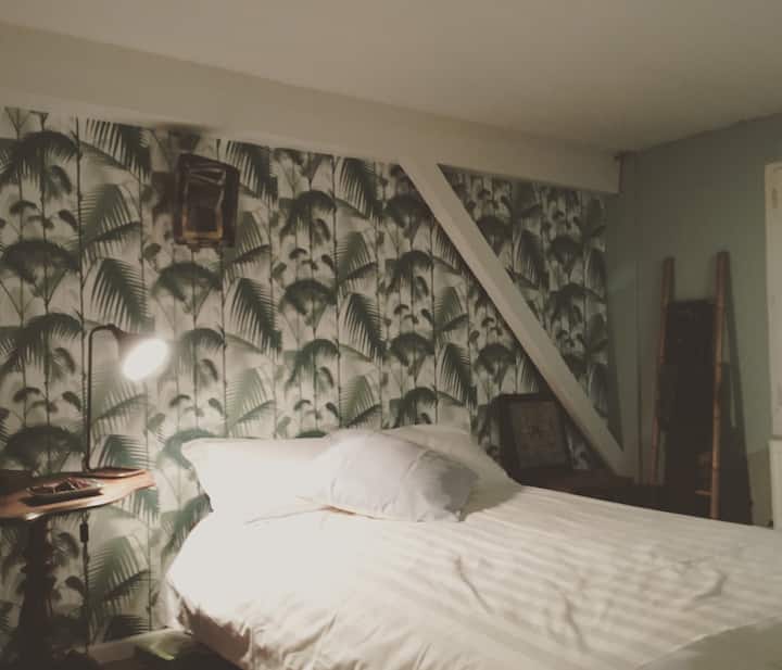 Двокреветна соба на село во Париз! Со отворен плакар.