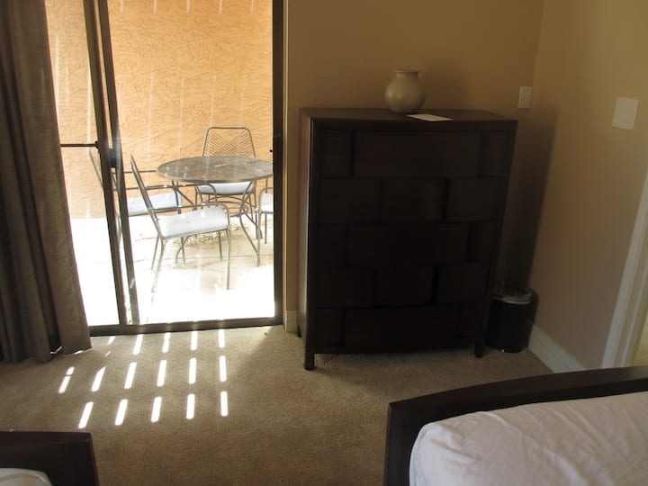 Primer dormitorio abajo y patio trasero