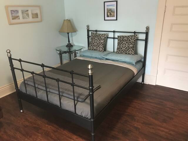 Oshawa Charming bachelor apartment in century home