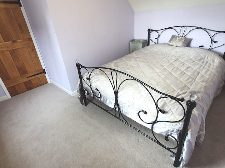 2 - ра спалня с голямо двойно легло 