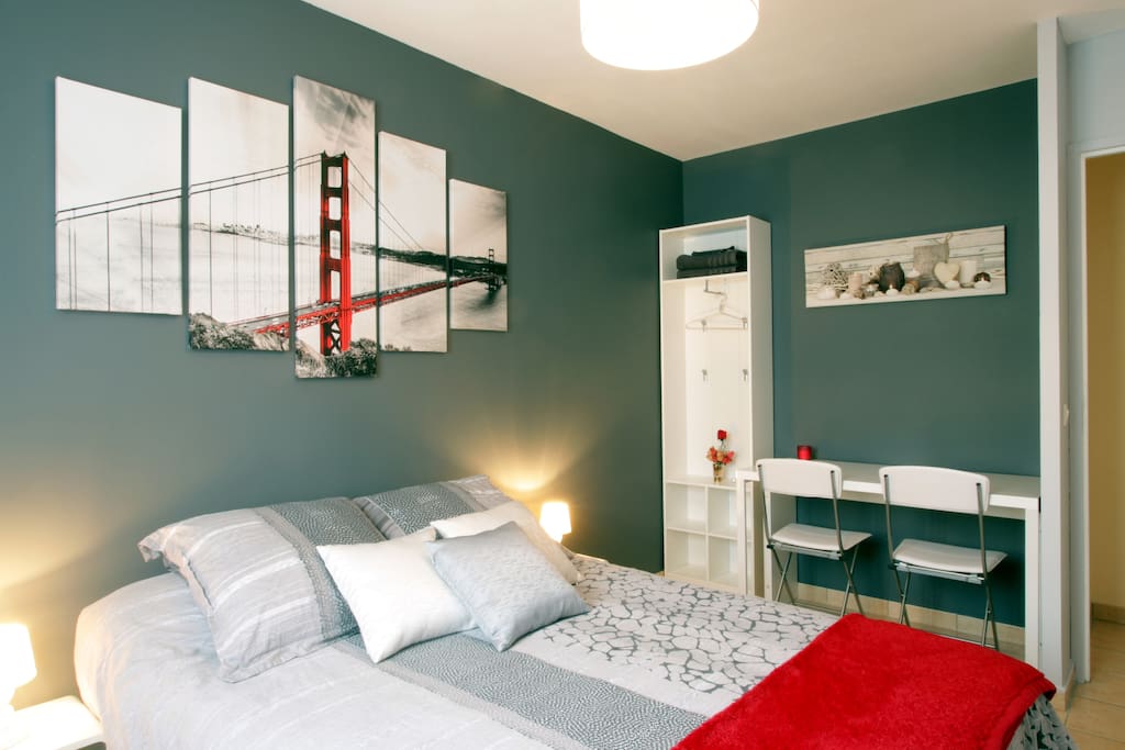 Chambre double, TV indépendante, décoration tableau Pont San Francisco, table-bureau, 2 chaises, WIFI, armoire, étagère