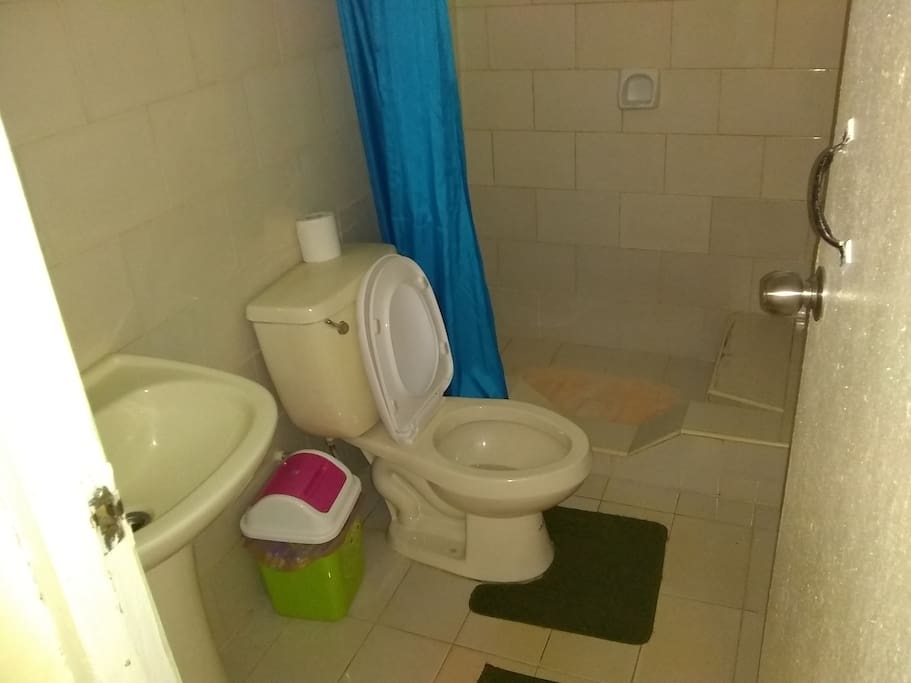 Baño independiente dentro de la habitación, con agua caliente y fría todo el tiempo