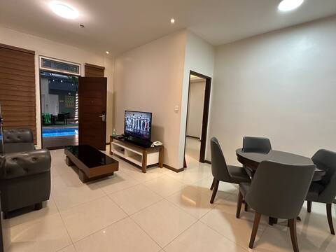 Poolside apt+Jacuzzi+netflix, near  Airport&SM