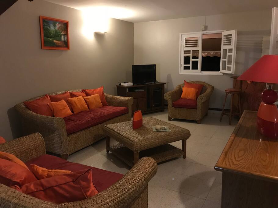 Séjour avec 2 canapés 3 et 4 places, 1 fauteuil