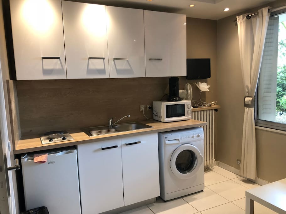 Plaque de cuisson, réfrigérateur, micro onde, cafetière type « senseo », TV, machine à laver