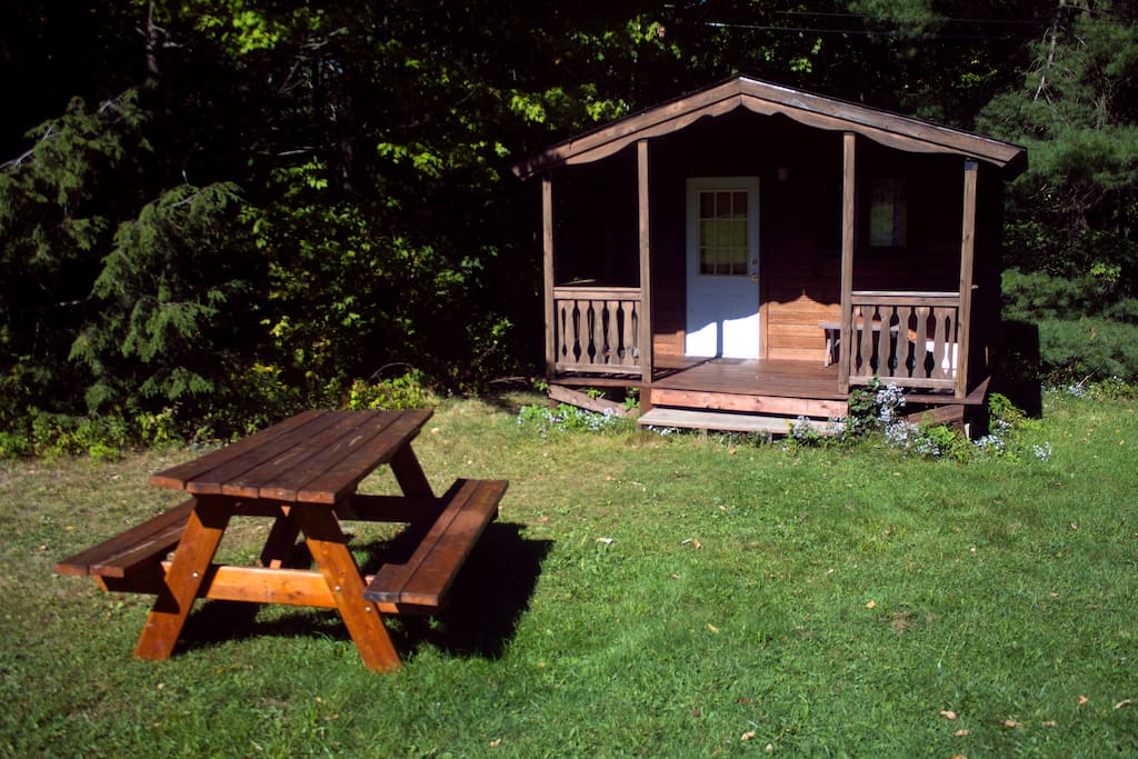 Our storytime cabin contains a number of books & other amenities for families with 1 or 2 children. Larger families are encouraged to look at our Mountain Queen Cabin or book more than one site.