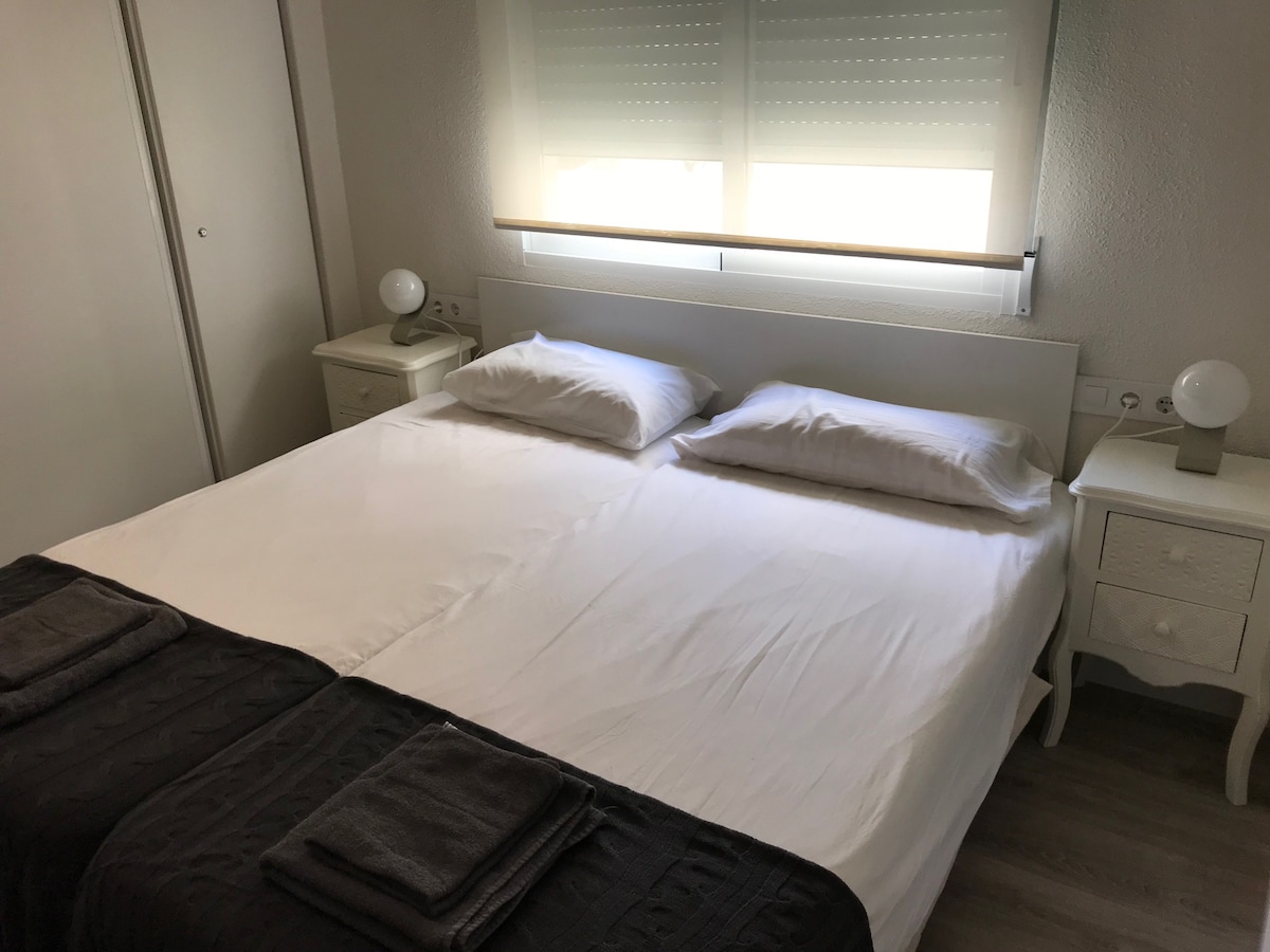 חדר 2 עם שתי מיטות יחיד וארון גדול