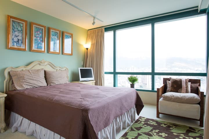 Гостинскиот апартман, исто така, нуди поглед од подот до таванот.