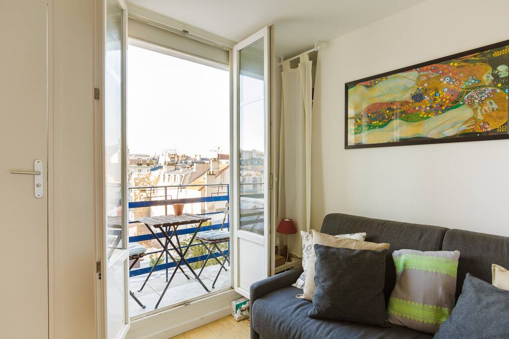 FR: pièce principale + balcon
EN: main room + balcony