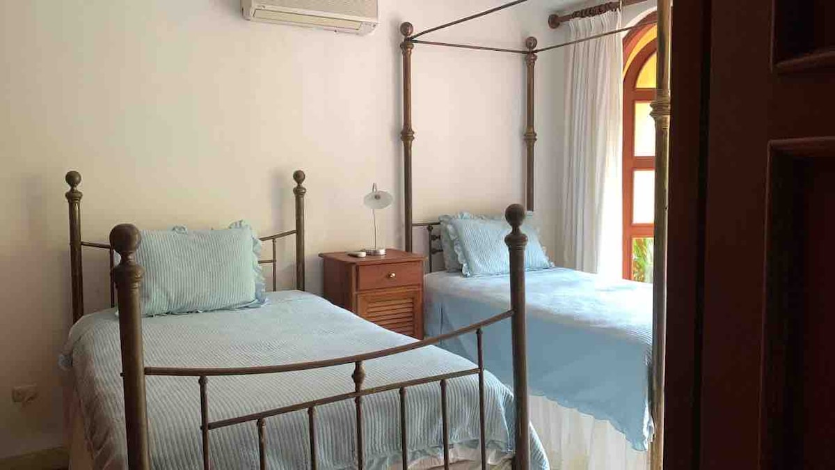 一楼卧室有双人床。 