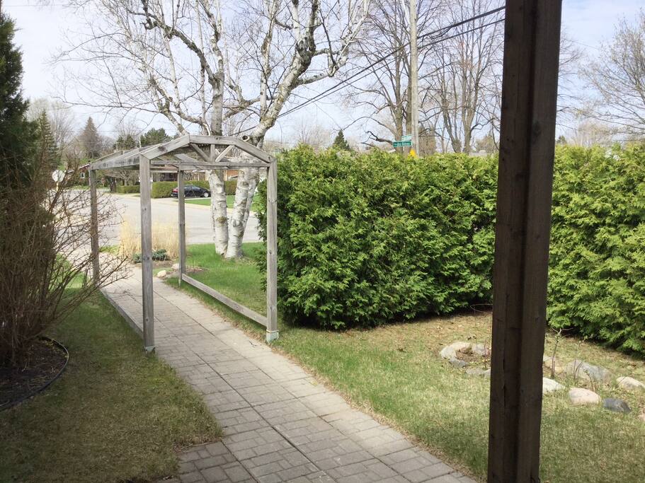 entrée extérieure avec petit jardin