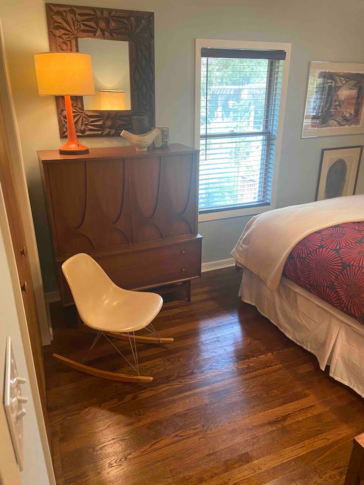 ¡Muebles de Broyhill Brasilia y roquero de conchas Eames!