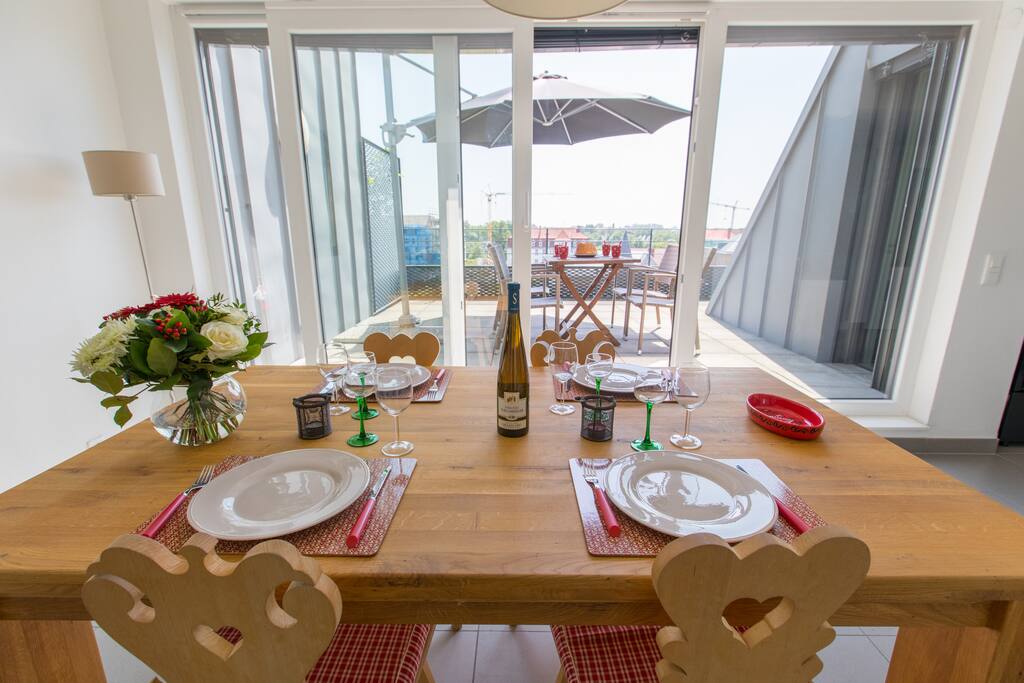 Repas avec vue sur la terrasse
