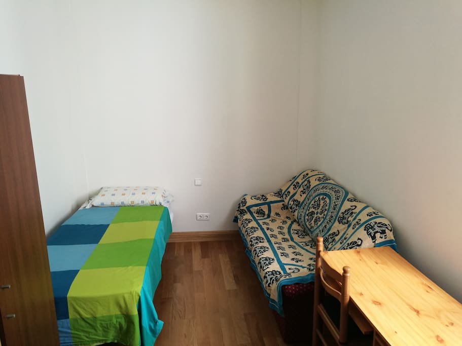 Habitación (cama, sofá y mesa)