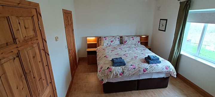 Habitación grande en suite con una cama tamaño super king. 