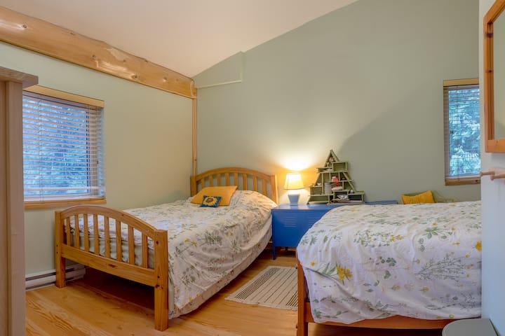 Upstairs bedroom with 2 twin beds, great view