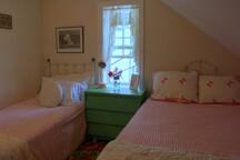 Ginger Beer Cottage- The Gabled Room