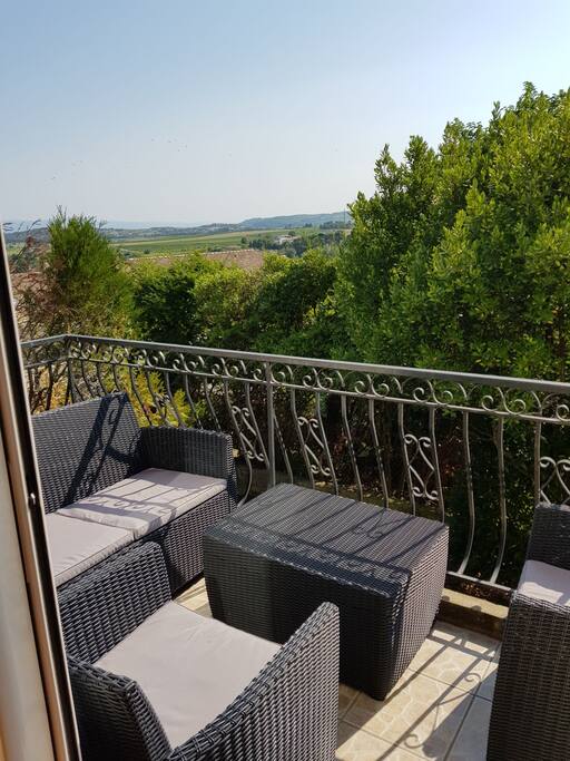 Un petit déjeuner vous sera servi sur ce salon, avec vue sur jardin privé et montagne noire...