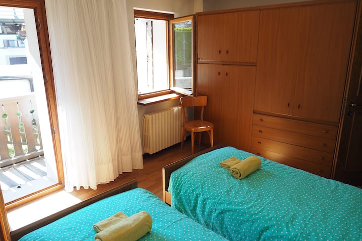 La seconda camera, luminosa, spaziosa e con "piol" balcone.