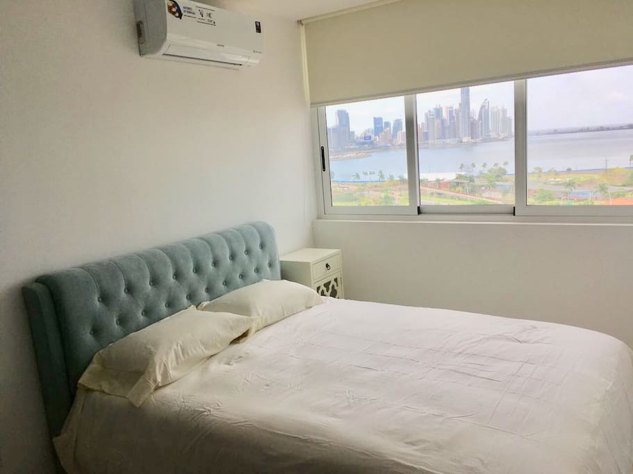 Recamara principal con vista al mar y a la ciudad de Panamá