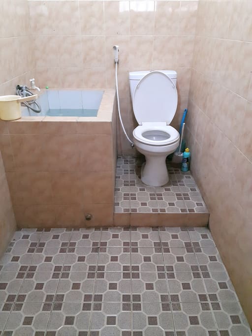 Kamar mandi diluar kamar tetapi khusus tamu yang menginap tersebut.