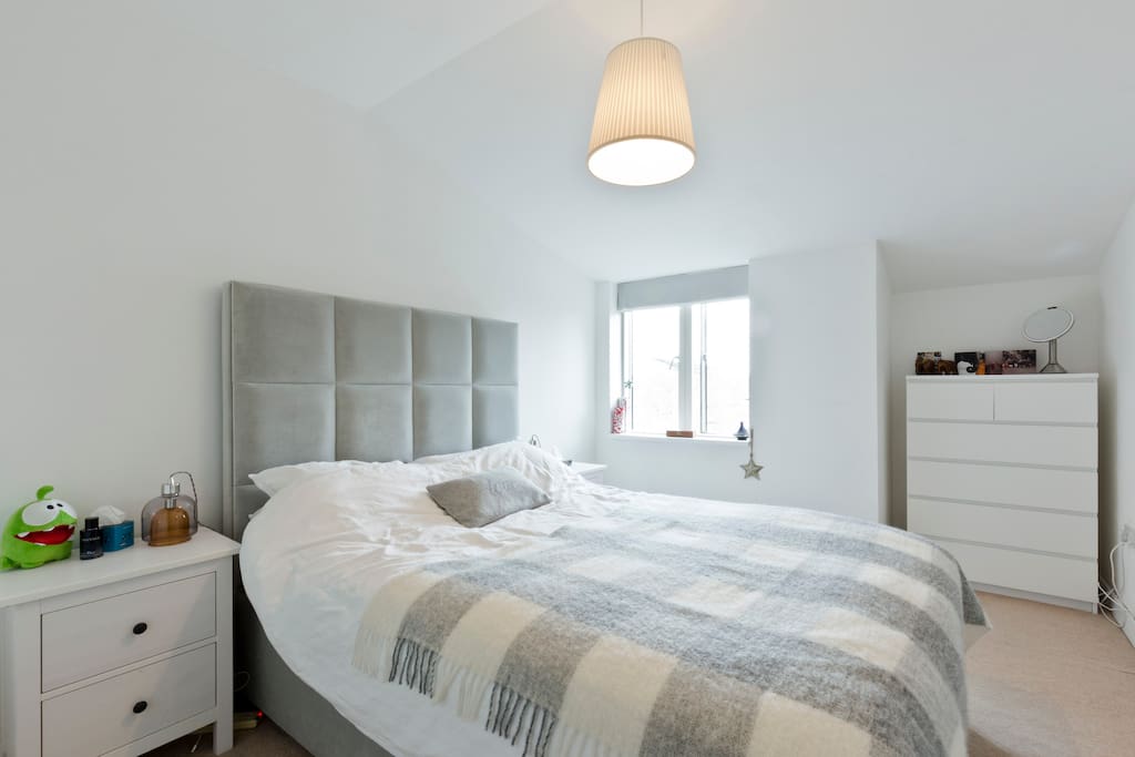King Size bed - Room with plenty of cupboard space and TV