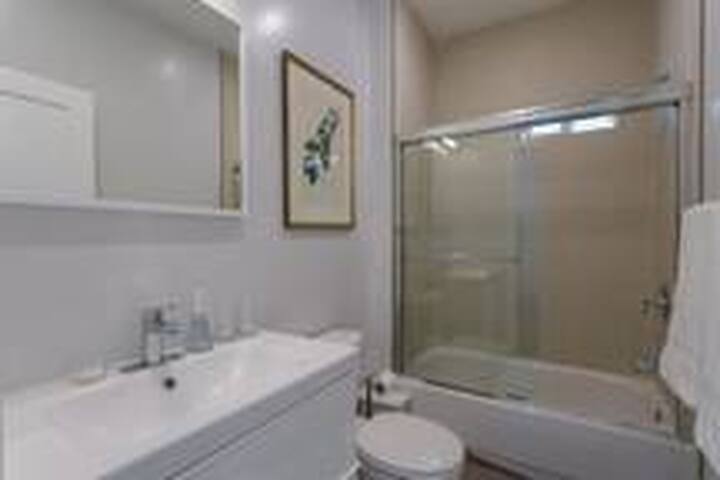 Huge newly redone 10 bedroom 10 bathroom home gallery image 4