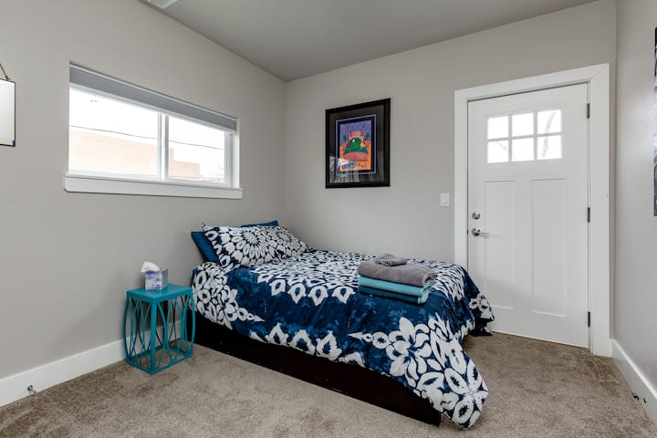 Západná spálňa s manželskou posteľou + dvojitou posteľou