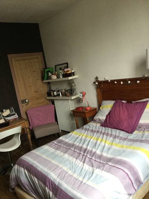 Chambre donnant sur la cours intérieure. Environnement calme.