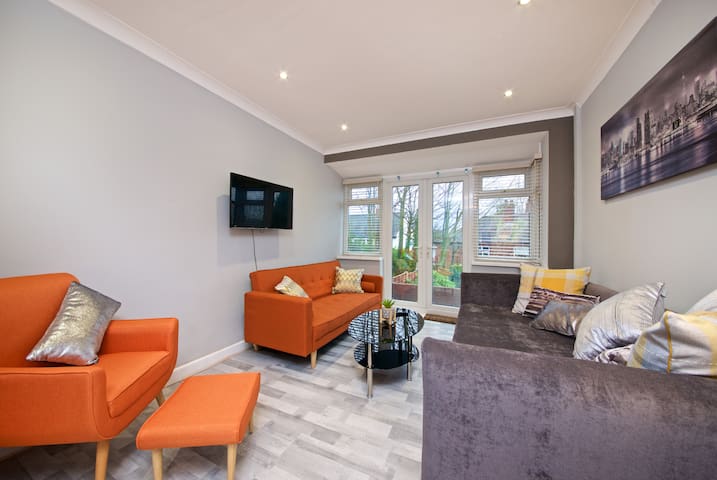 ★ Beautiful cosy Manchester Home +Onsite Parking ★