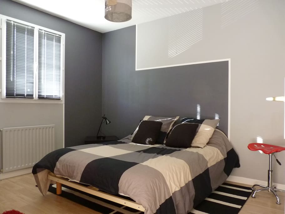 Chambre 1 à l'étage - 1 lit 140 - penderies