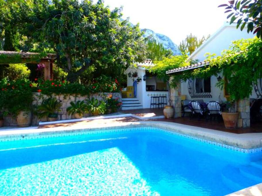 Vistas a la casa desde la piscina