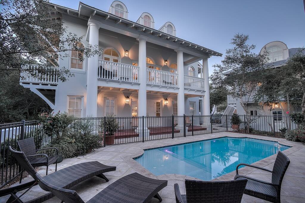 Tennessee Lagniappe has a completely fenced in pool.