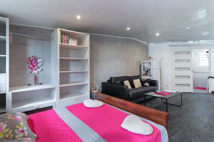 Მისაღები ოთახის საწოლის გვერდი