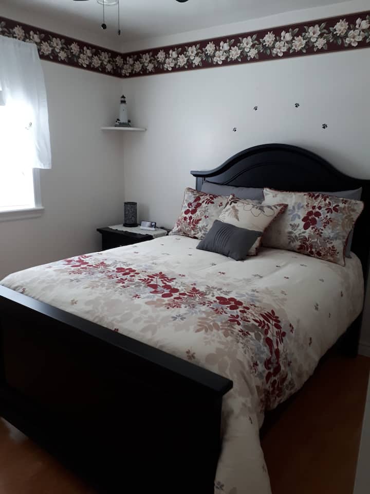 Burgundy Room ima bračni krevet sa sezonskim poplunom i novim madracem. Postoji svjetiljka na dodir koja ima 4 različite postavke i noćni ormarić. U ormaru se nalazi stalak za prtljagu na koji možete staviti kovčeg.